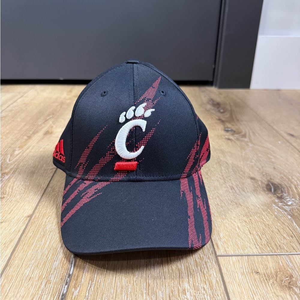 University of Cincinnati Adidas Black & Red Bearcats Fitted Hat L/XL